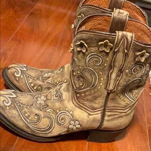 Dan Post boots 🥾-- Get your "Hee Haw" on